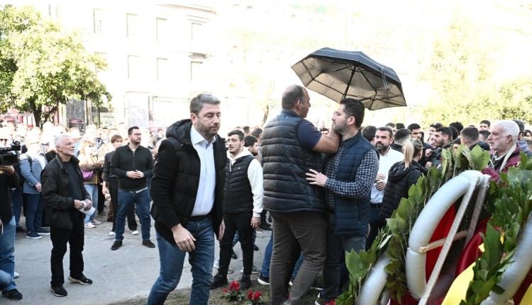 Νίκος Ανδρουλάκης: Δείτε τη στιγμή που πετούν καφέδες στον πρόεδρο του ΠΑΣΟΚ στο Πολυτεχνείο (pics)