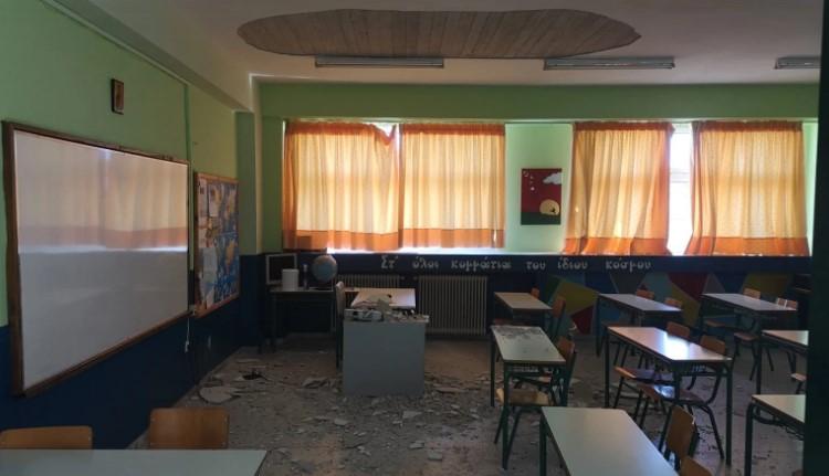 Κατέρρευσε τμήμα της οροφής σε τάξη δημοτικού σχολείου – Από θαύμα γλίτωσαν μαθητές και εκπαιδευτικοί (vid)