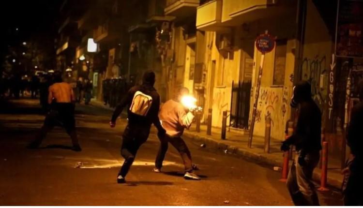 Δύο συλλήψεις για επιθέσεις σε αστυνομικούς το βράδυ του Σαββάτου στα Εξάρχεια
