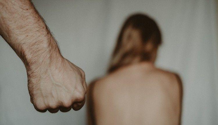 Ηράκλειο: Χειροπέδες σε άνδρα έπειτα από επίθεση στην σύντροφο του