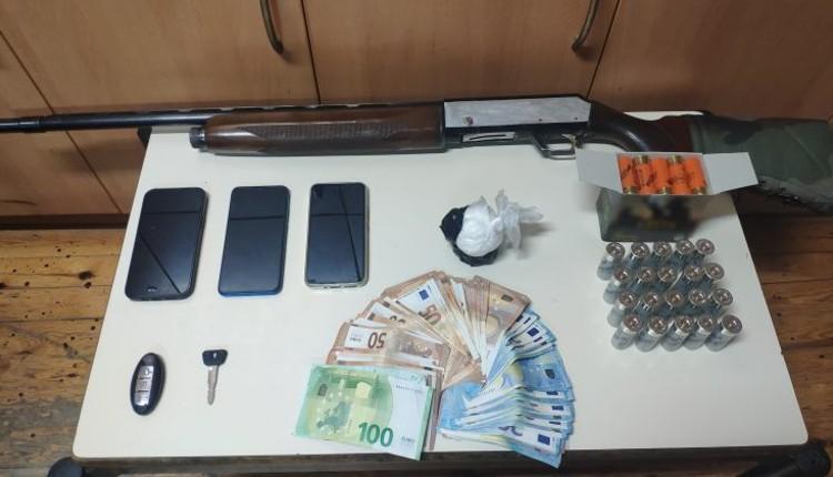 Κρήτη: Κοκαΐνη, όπλα και χιλιάδες ευρώ βρέθηκαν σε αμάξι - Χειροπέδες σε δύο άνδρες