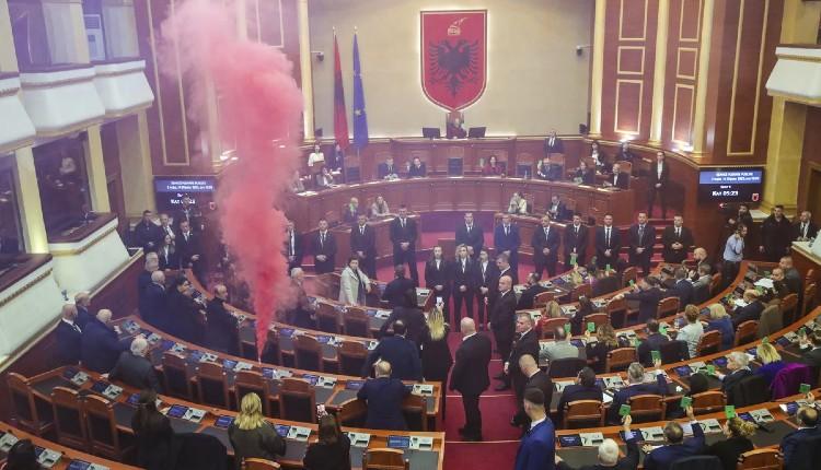 Απίστευτες εικόνες στην Αλβανία – Καπνογόνα και φωτοβολίδες μέσα στη Βουλή, μπράβοι και επεισόδια στο προαύλιο (vid)