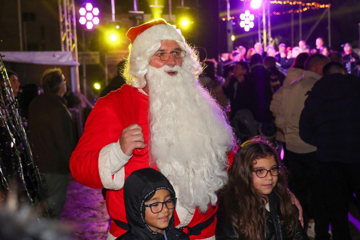 Μαλεβίζι: Κατάμεστη από κόσμο η πλατεία Μιχ. Κατσαμάνη στη φωταγώγηση του Χριστουγεννιάτικου δέντρου
