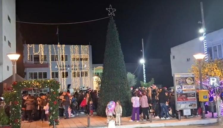 Φαντασμαγορική η φωταγώγηση του Χριστουγεννιάτικου δέντρου στην πλατεία Μοιρών