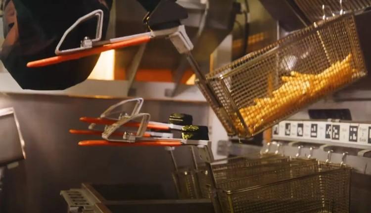 Ανοίγει το πρώτο εστιατόριο στο οποίο δουλεύουν μόνο ρομπότ