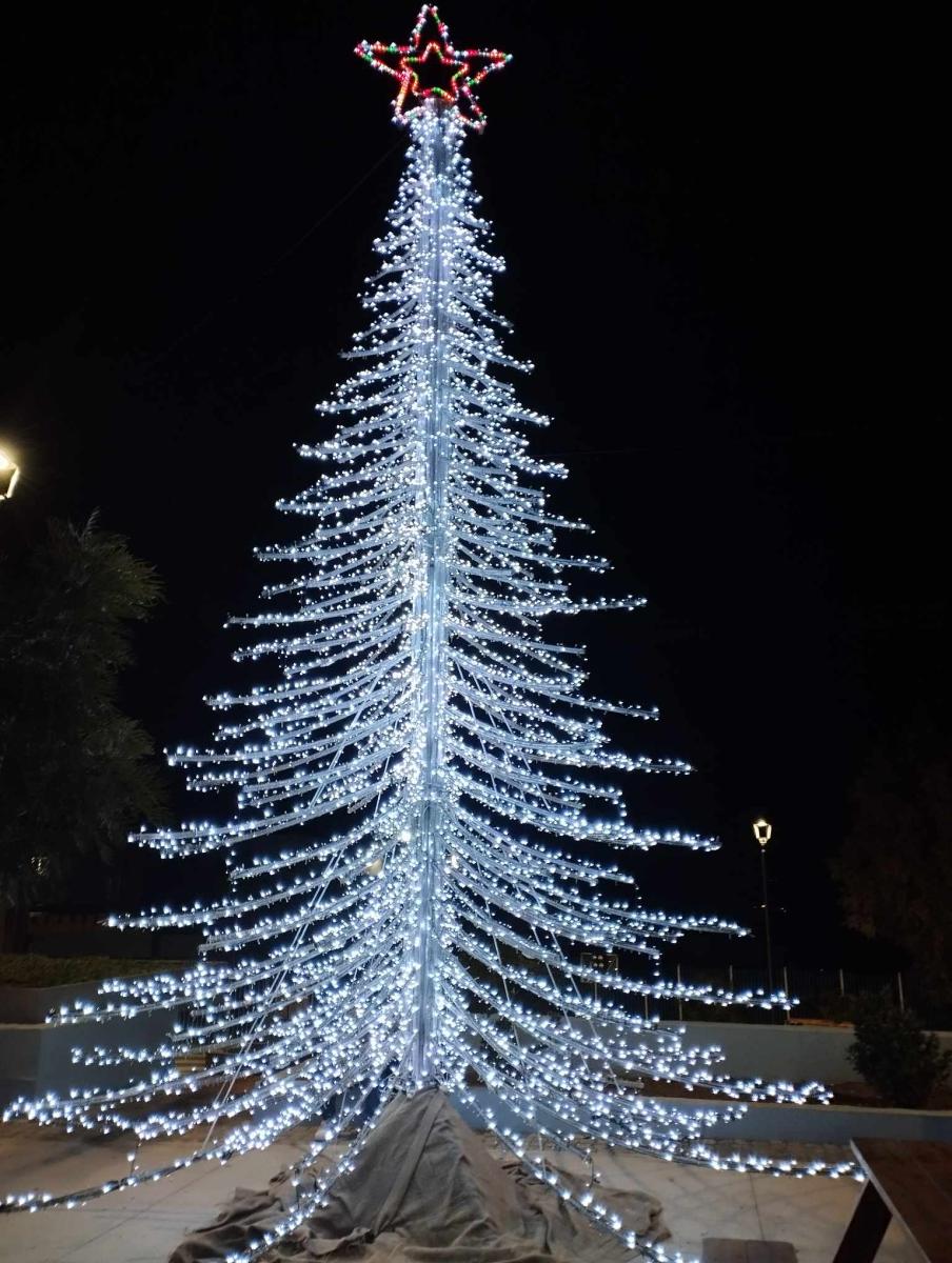 Εντυπωσιακή η φωταγώγηση του χριστουγεννιάτικου δέντρου στο Αρκαλοχώρι