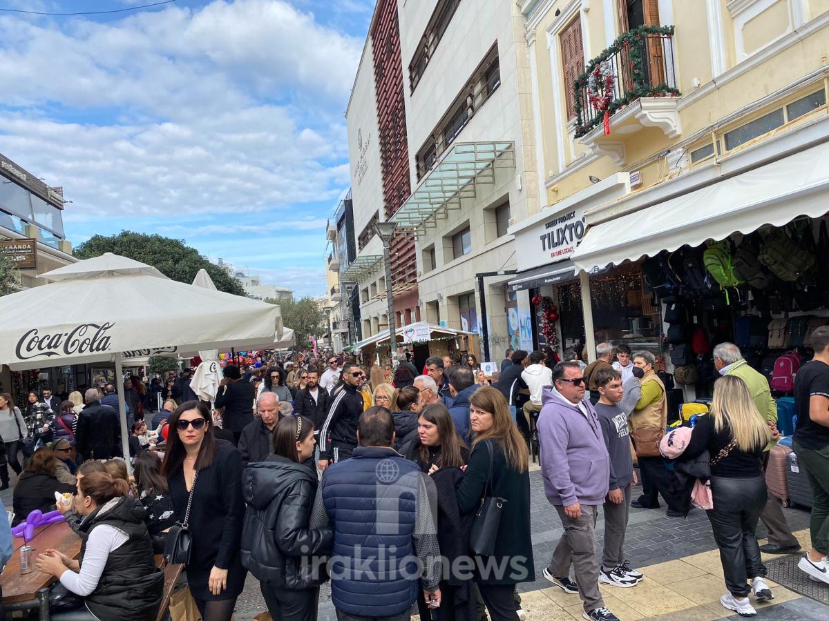 Ηράκλειο: Πλημμύρισε από κόσμο το κέντρο για κάλαντα και ψώνια της τελευταίας στιγμής ενόψει Πρωτοχρονιάς (pics)