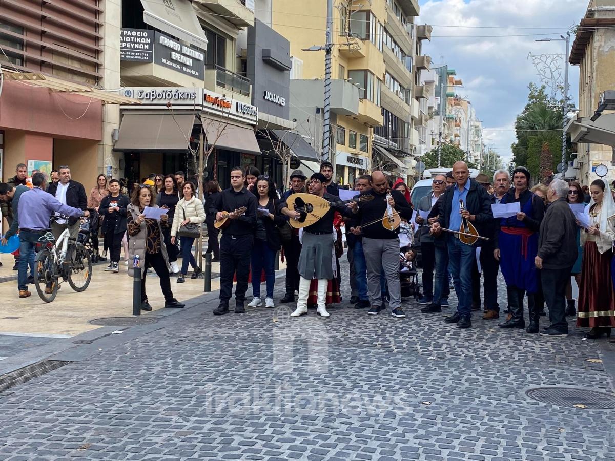 Ηράκλειο: Πλημμύρισε από κόσμο το κέντρο για κάλαντα και ψώνια της τελευταίας στιγμής ενόψει Πρωτοχρονιάς (pics)