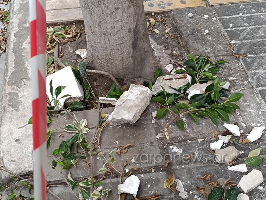 Χανιά: Από τύχη αποφεύχθηκαν τα χειρότερα - Κομμάτια μπετόν έπεσαν από μπαλκόνι στο πεζοδρόμιο (pics)