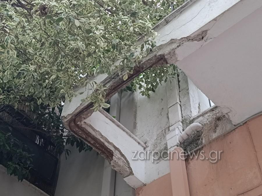 Χανιά: Από τύχη αποφεύχθηκαν τα χειρότερα - Κομμάτια μπετόν έπεσαν από μπαλκόνι στο πεζοδρόμιο (pics)