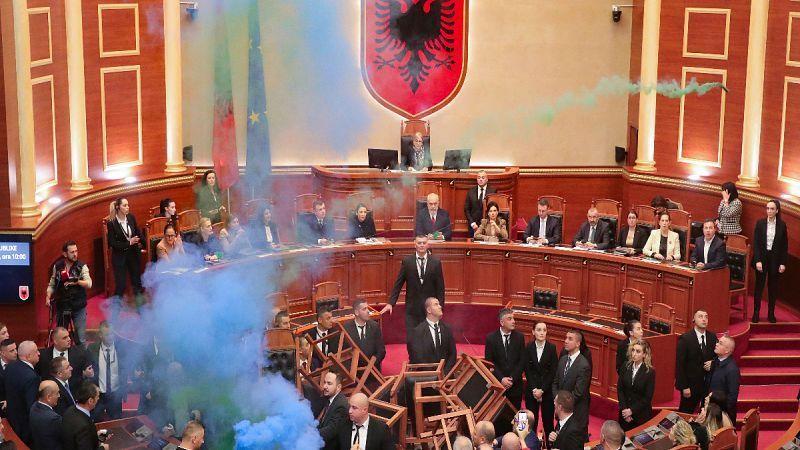 Αλβανία: Βουλευτές άναψαν καπνογόνα μέσα στην Βουλή