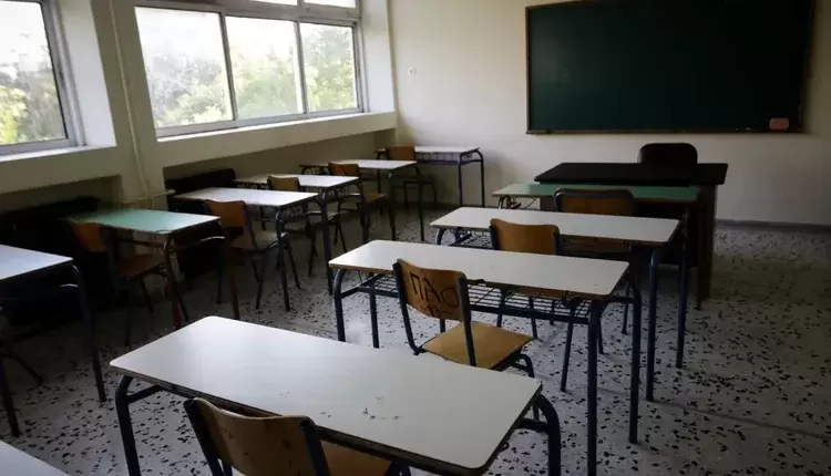 25χρονη εισέβαλε σε σχολική αίθουσα και χτύπησε μαθήτρια με καρέκλα