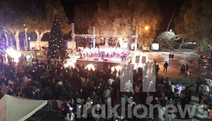 Με λαμπρότητα η φωταγώγηση του Χριστουγεννιάτικου δέντρου στην Πλατεία Ελευθερίας (pics, vids)