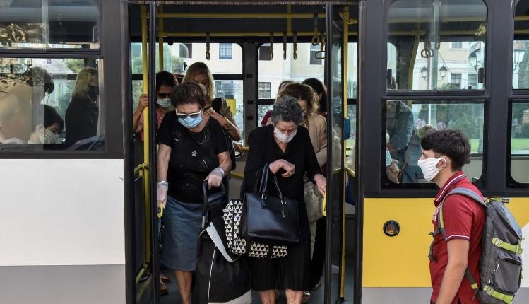 Κορονοϊός - Γρίπη: Σήμερα η ανακοίνωση του ΕΟΔΥ για τις μάσκες σε κλειστούς χώρους και νοσοκομεία
