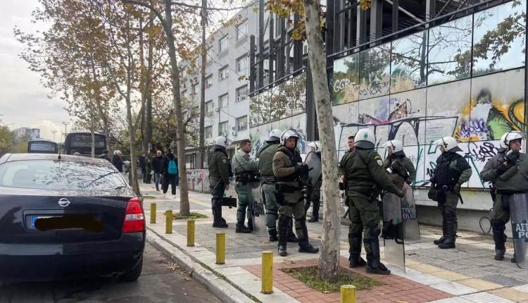 Θεσσαλονίκη: Κουκουλοφόροι επιτέθηκαν σε διμοιρία των ΜΑΤ έξω από το ΑΠΘ