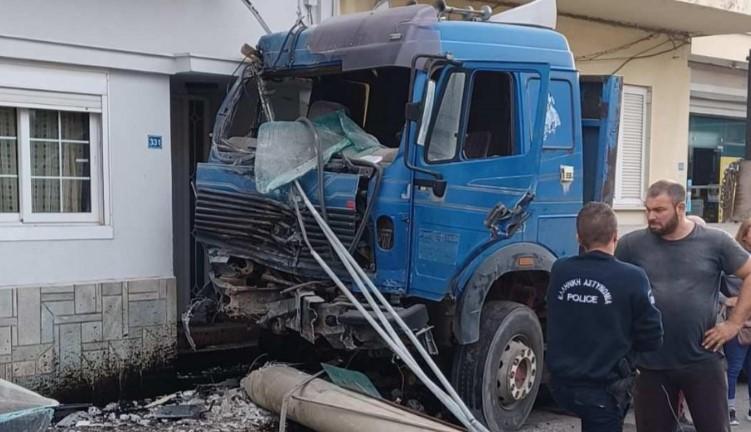 Φορτηγό γκρέμισε τσιμεντένια κολώνα ηλεκτρισμού και παρέσυρε δύο ΙΧ
