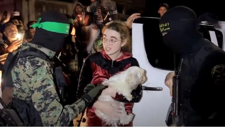 Πόλεμος στο Ισραήλ: Η έφηβη όμηρος της Χαμάς που απελευθερώθηκε κρατώντας αγκαλιά το σκυλάκι της περιγράφει όσα έζησαν - «Την ταΐζαμε αποφάγια»