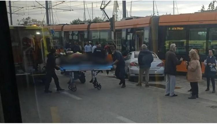 Μία γυναίκα νεκρή μετά τη σύγκρουση τραμ με αυτοκίνητο