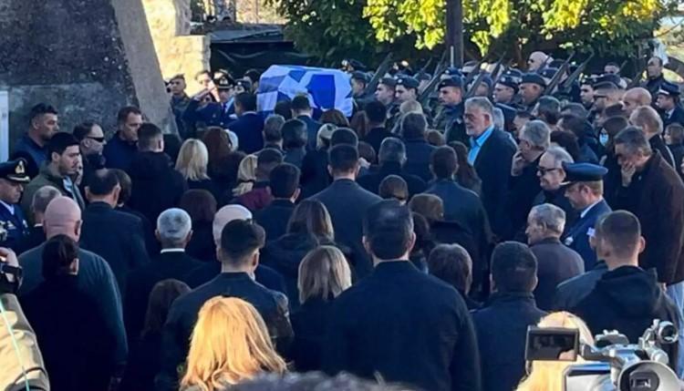 Μεσσηνία: Ραγίζουν καρδιές στην κηδεία του ήρωα επισμηναγού Επαμεινώνδα Κωστέα