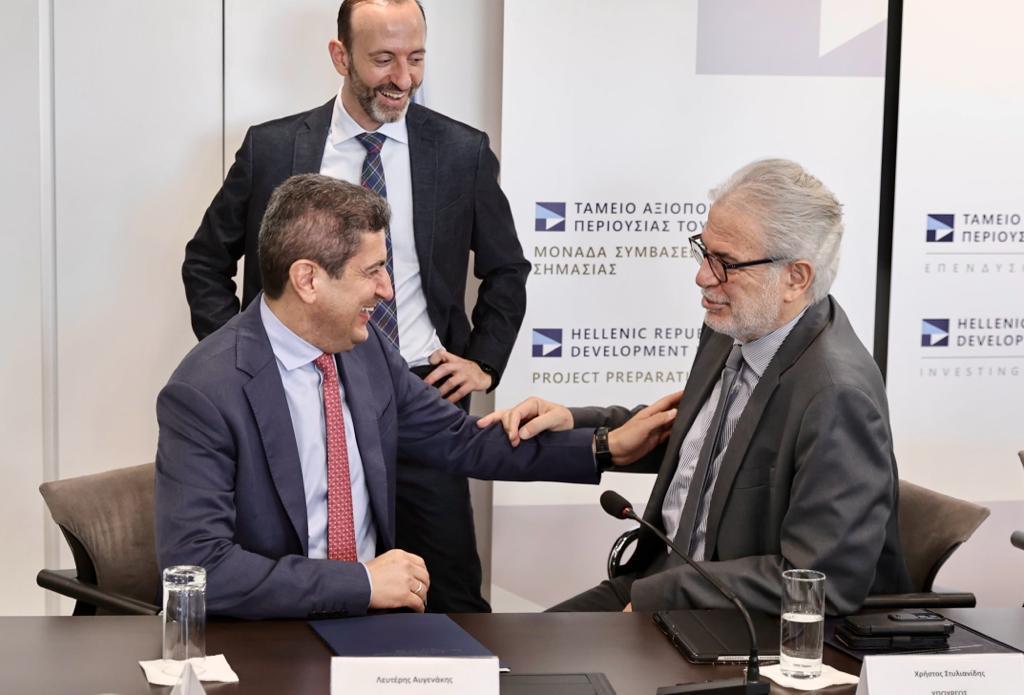 Στην υπογραφή σύμβασης παραχώρησης μεταξύ ΟΛΗ και ομίλου Grimaldi ο Λευτέρης Αυγενάκης