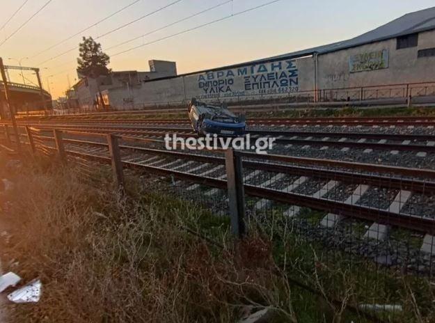 Απίστευτο τροχαίο: ΙΧ ντεραπάρισε και προσγειώθηκε στις… ράγες του τρένου