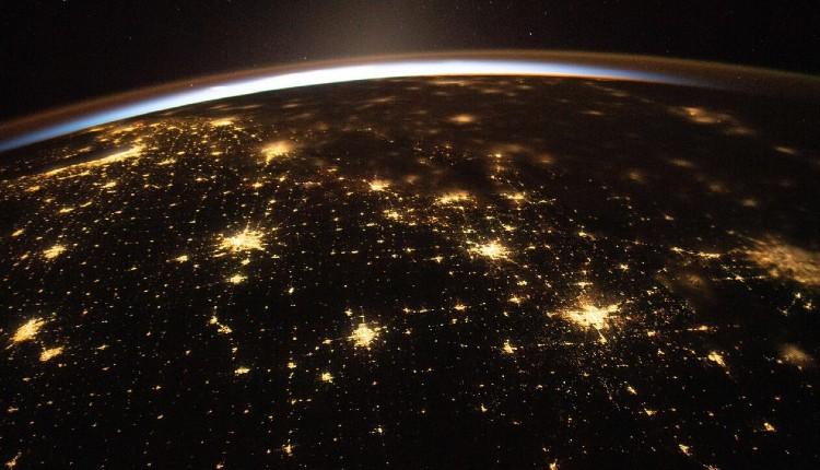 Πρωτοχρονιά: Η λάμψη από το διάστημα και οι ευχές για το νέο έτος από τη NASA