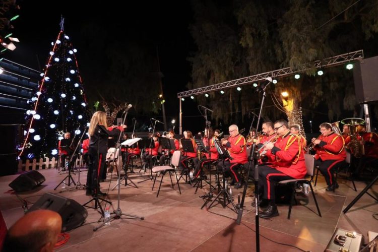 Ηράκλειο: Με πολλές ευχές και πυροτεχνήματα ο ερχομός του 2024 στην πλατεία Ελευθερίας - Δείτε εικόνες