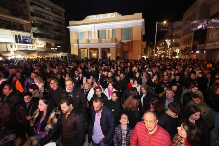 Ηράκλειο: Με πολλές ευχές και πυροτεχνήματα ο ερχομός του 2024 στην πλατεία Ελευθερίας - Δείτε εικόνες