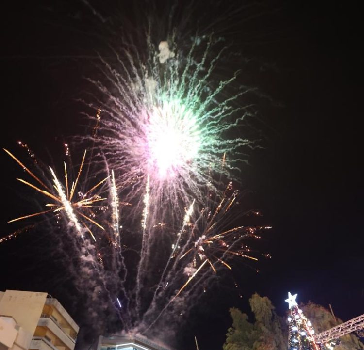Ηράκλειο: Με πολλές ευχές και πυροτεχνήματα ο ερχομός του 2024 στην πλατεία Ελευθερίας - Δείτε εικόνες