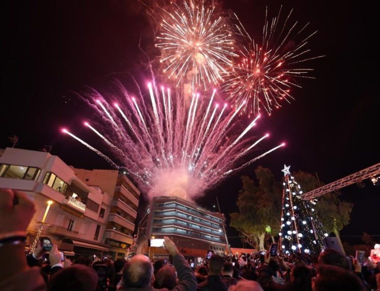 Ηράκλειο: Με πολλές ευχές και πυροτεχνήματα ο ερχομός του 2024 στην πλατεία Ελευθερίας - Δείτε εικόνες