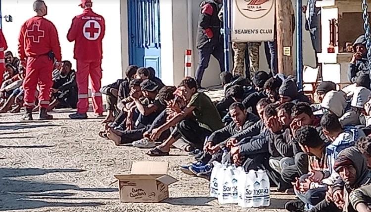 Ο Ελληνικός Ερυθρός Σταυρός βρίσκεται στο πλευρό των 117 μεταναστών που εντοπίστηκαν σε πλοιάριο στην Κρήτη
