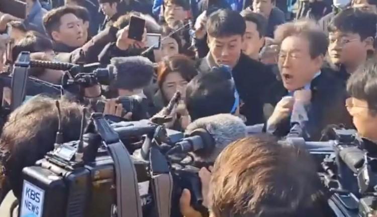 Νότια Κορέα: Επίθεση με μαχαίρι στον ηγέτη της αντιπολίτευσης – Σοκαριστικό βίντεο από τη στιγμή που τον καρφώνει στον λαιμό