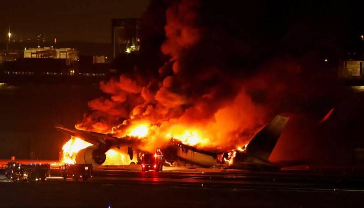 Ιαπωνία: Στις φλόγες αεροπλάνο μετά από αναγκαστική προσγείωση