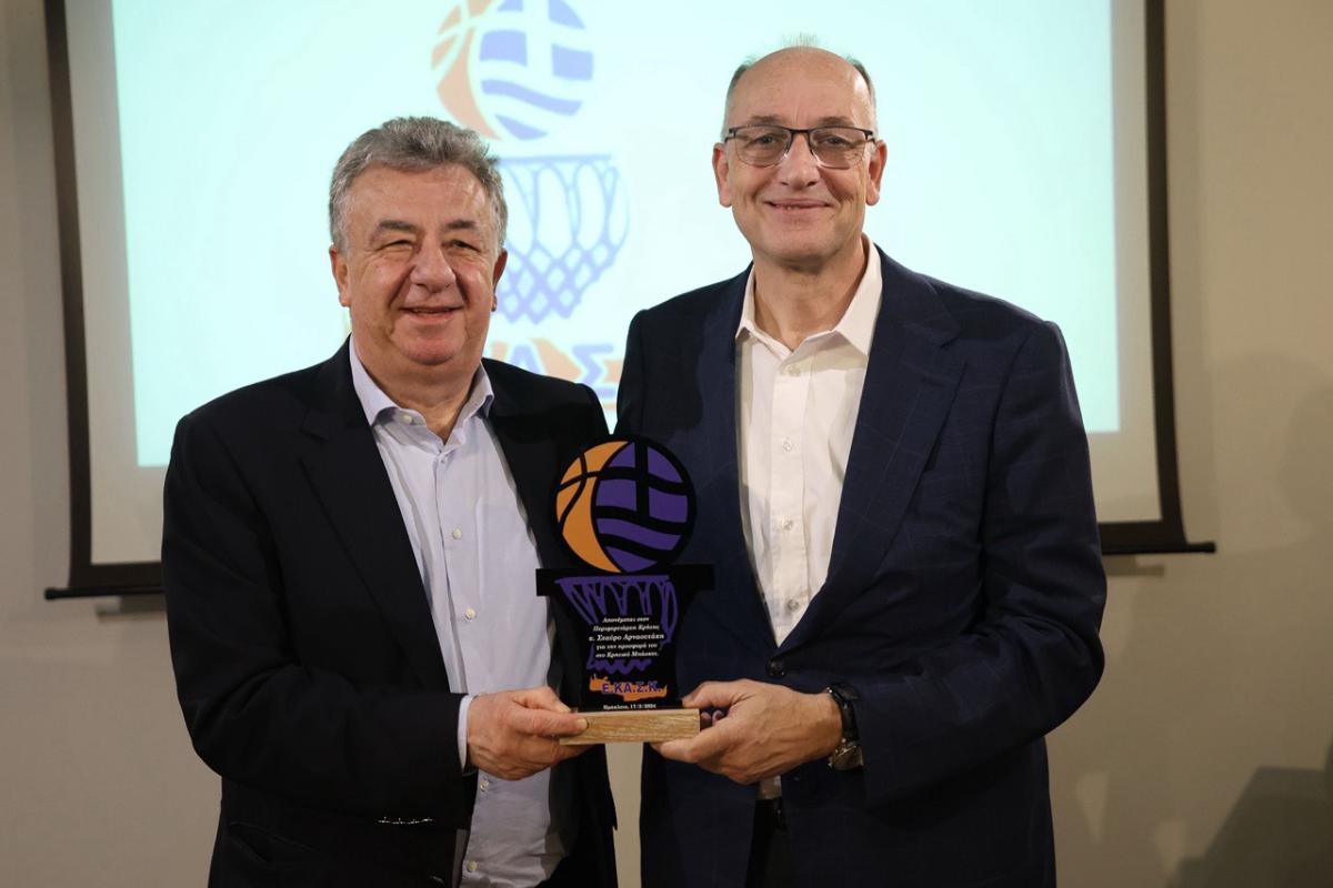 Τιμήθηκε ο Σταύρος Αρναουτάκης για την προσφορά του στον αθλητισμό και το μπάσκετ (pics & vids) 6 Τιμήθηκε ο Σταύρος Αρναουτάκης για την προσφορά του στον αθλητισμό και το μπάσκετ (pics & vids)