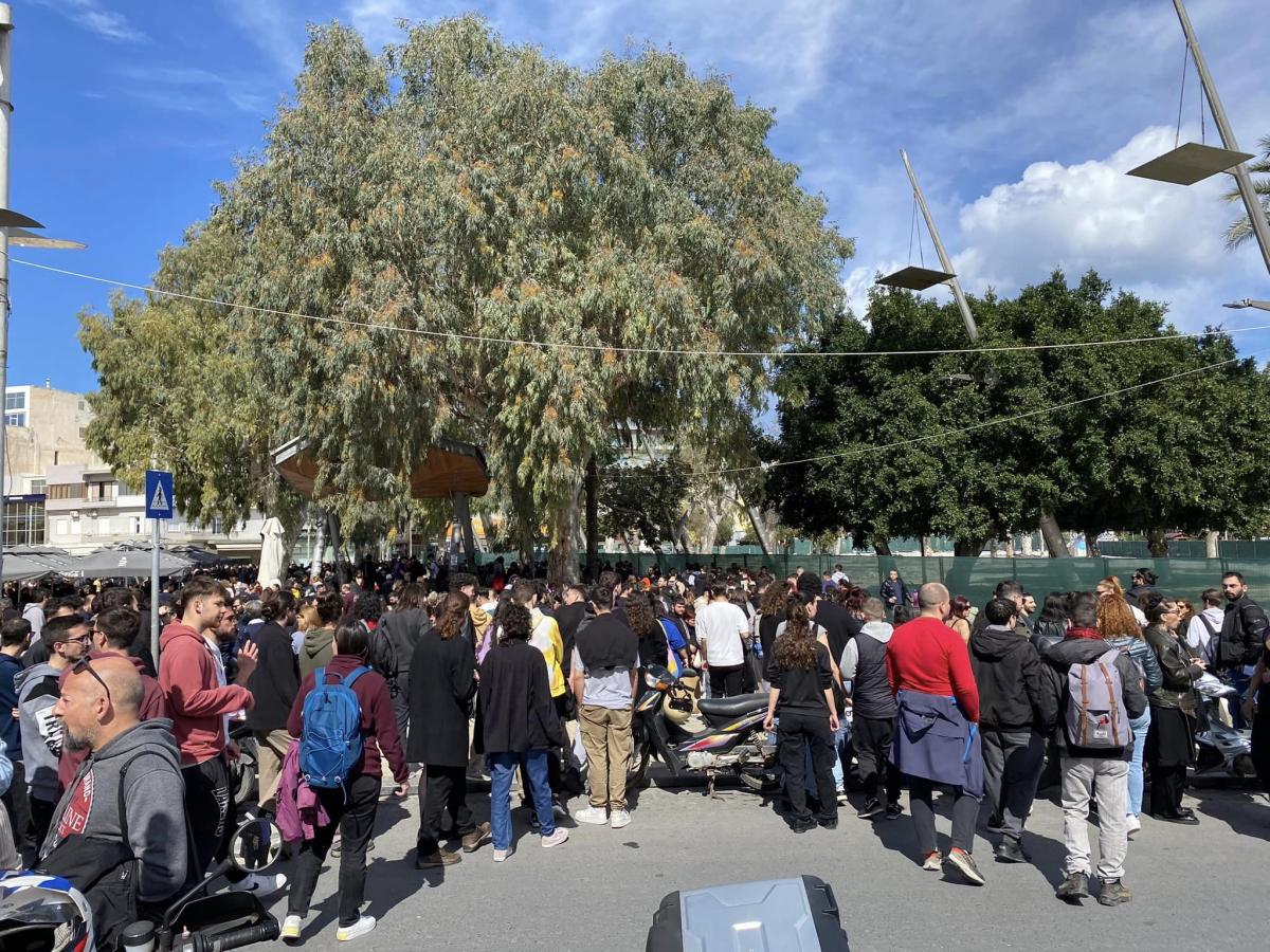 Ηράκλειο: Πλημμύρισε με κόσμο το κέντρο για τα Τέμπη - «Στείλε όταν φτάσεις» (pics)