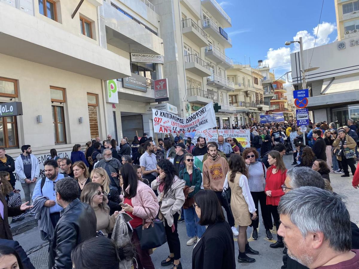 Ηράκλειο: Πλημμύρισε με κόσμο το κέντρο για τα Τέμπη - «Στείλε όταν φτάσεις» (pics)