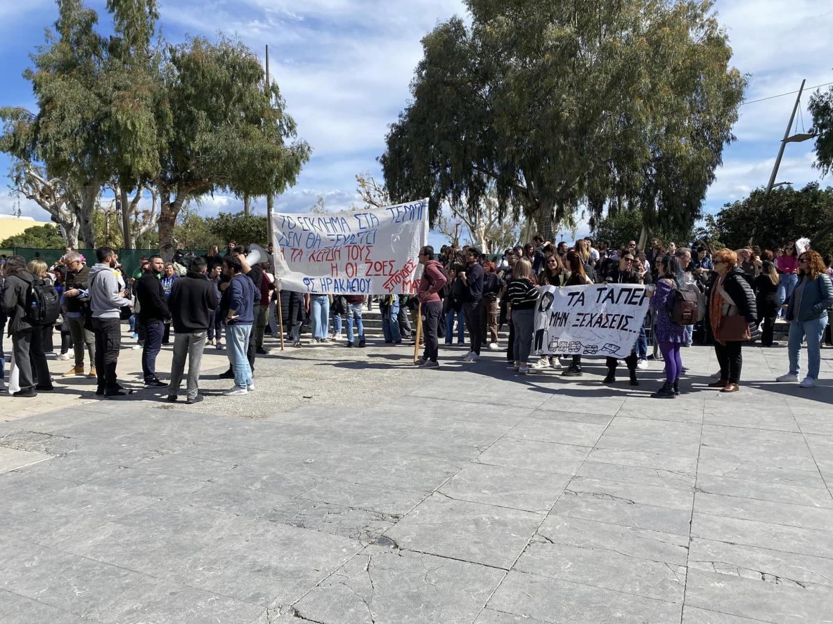 Ηράκλειο: Πλημμύρισε με κόσμο το κέντρο για τα Τέμπη - «Στείλε όταν φτάσεις» (pics)
