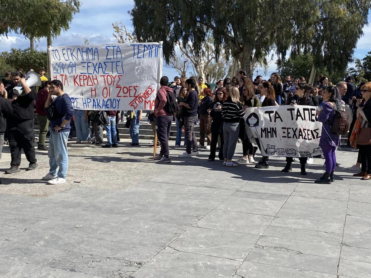 Ηράκλειο: Πλημμύρισε με κόσμο το κέντρο για τα Τέμπη - «Στείλε όταν φτάσεις» (pics)