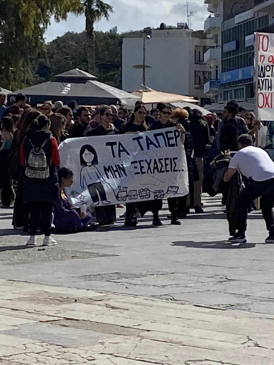 Ηράκλειο: Πλημμύρισε με κόσμο το κέντρο για τα Τέμπη - «Στείλε όταν φτάσεις» (pics)