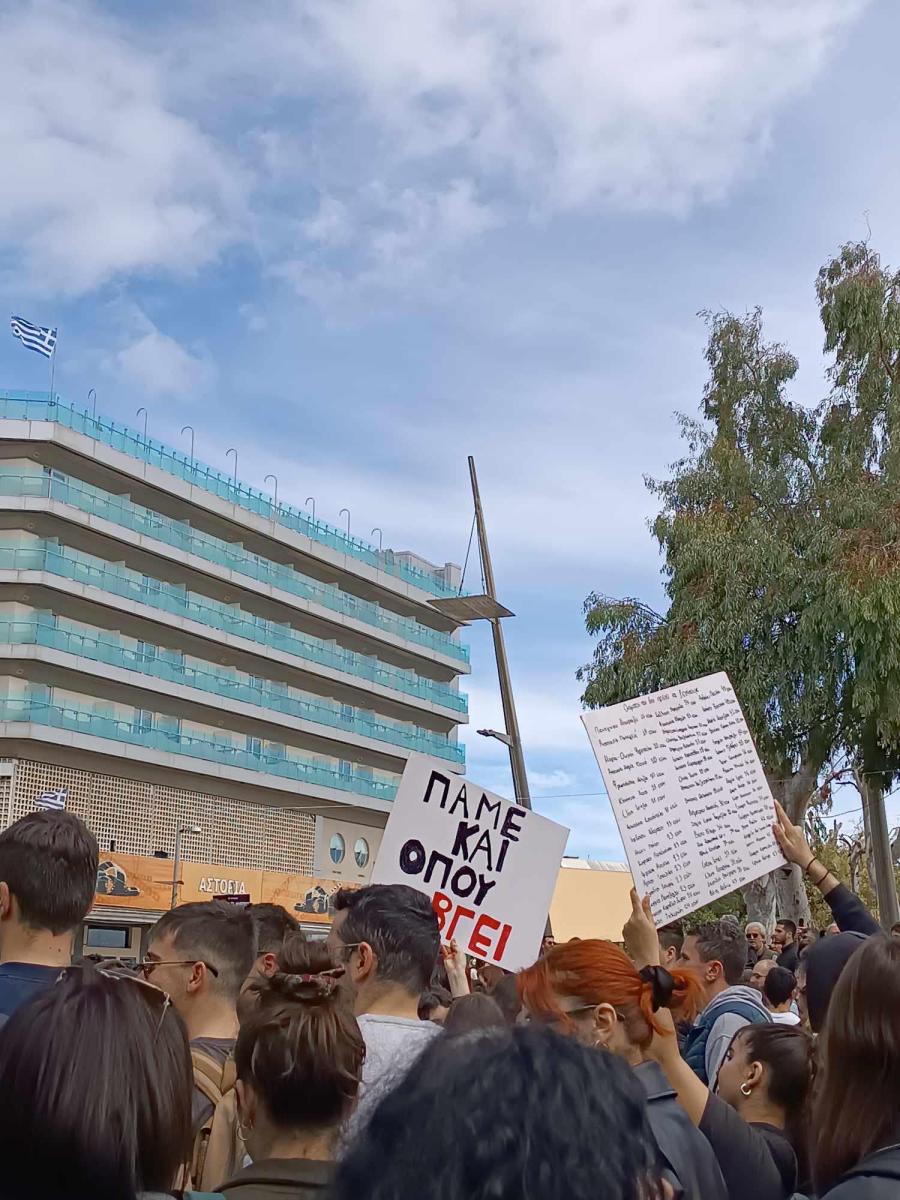 Ηράκλειο: Πλημμύρισε με κόσμο το κέντρο για τα Τέμπη - «Στείλε όταν φτάσεις» (pics)