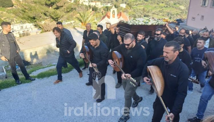 Ηράκλειο: Πλήθος κόσμου στην κηδεία του Γιώργη Στιβακτάκη - Με λύρες και λαούτα ως την τελευταία του κατοικία (pics + vids)