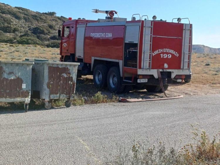 Ηράκλειο: Στο «πόδι» η Πυροσβεστική για πυρκαγιά στην παραλία του Κωμού - Κάηκε ολοσχερώς καλύβα - Συνεχείς αναζωπυρώσεις λόγων ανέμων (pics + vids)