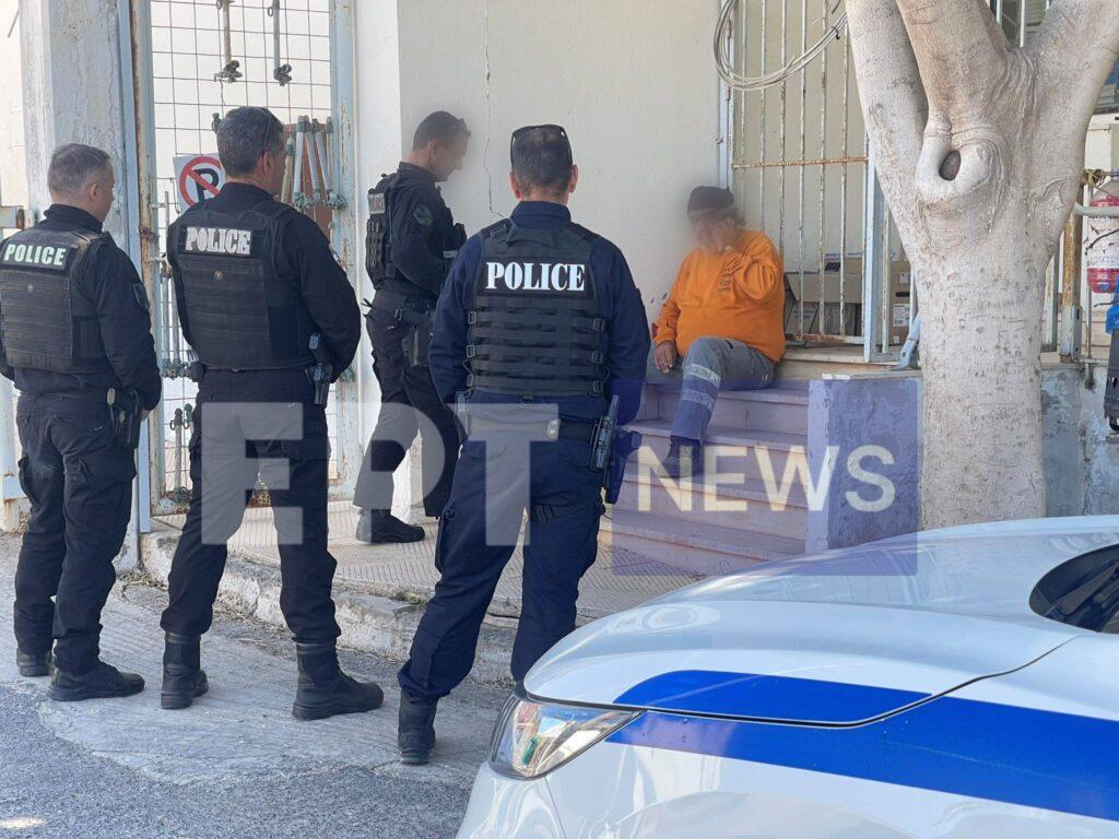 Κρήτη: Απειλούσε ότι θα αυτοπυρποληθεί έξω απ' την ΔΕΗ επειδή του έκοψαν το ρεύμα (pic) 3 Κρήτη: Απειλούσε ότι θα αυτοπυρποληθεί έξω απ' την ΔΕΗ επειδή του έκοψαν το ρεύμα (pic)