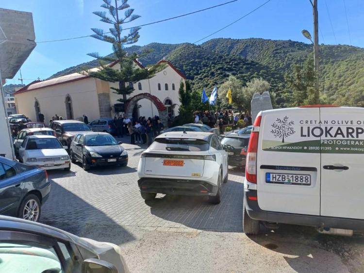 Πλήθος κόσμου στο μνημόσυνο του Μανώλη και της Μαρίας Πρωτογεράκη (pics)
