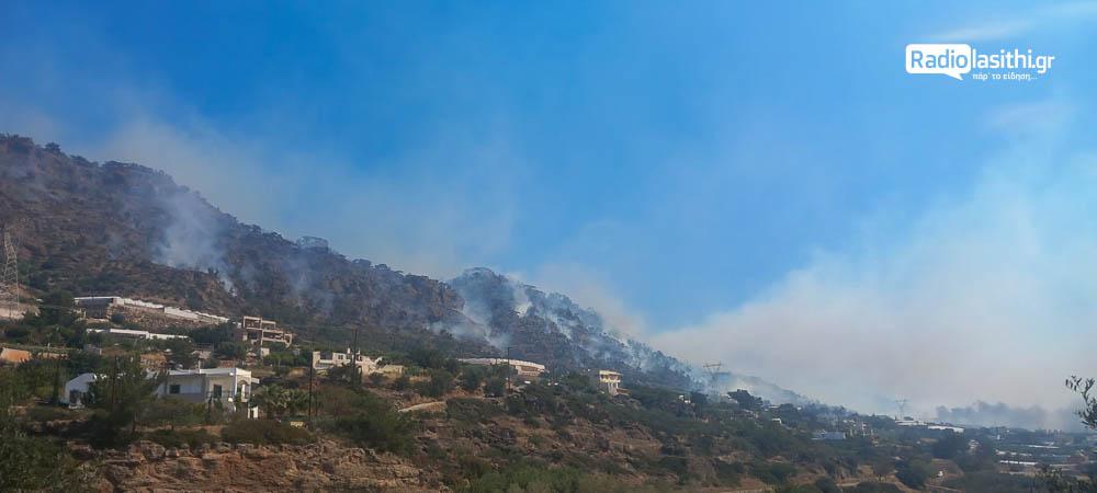 Ιεράπετρα: Ανεξέλεγκτη η πυρκαγιά περνάει μέσα από αυλές σπιτιών - 74χρονος μεταφέρθηκε με εγκαύματα στο νοσοκομείο (vid+pics)