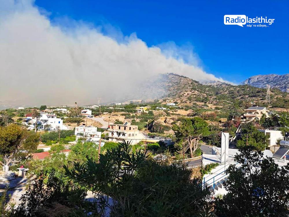 Ιεράπετρα: Ανεξέλεγκτη η πυρκαγιά περνάει μέσα από αυλές σπιτιών - 74χρονος μεταφέρθηκε με εγκαύματα στο νοσοκομείο (vid+pics)