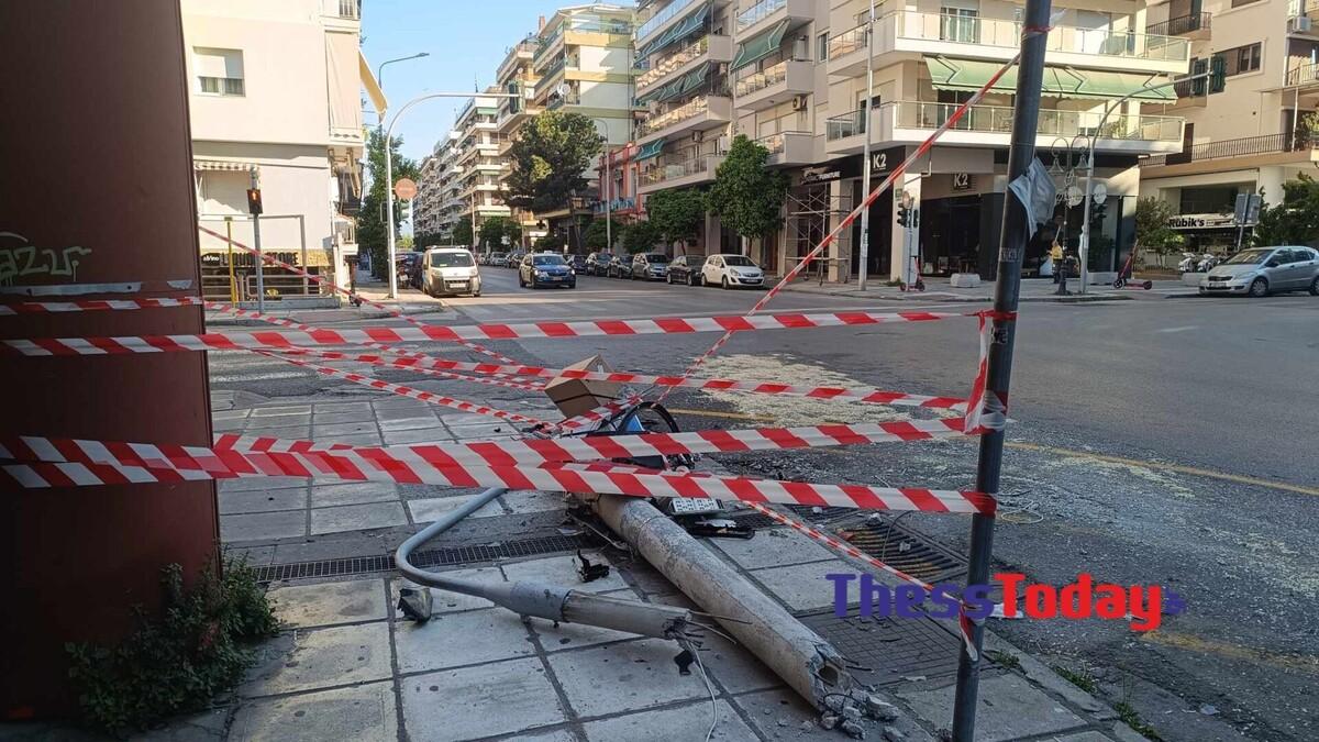 Σοβαρό τροχαίο: Αυτοκίνητο «καρφώθηκε» σε κολώνα