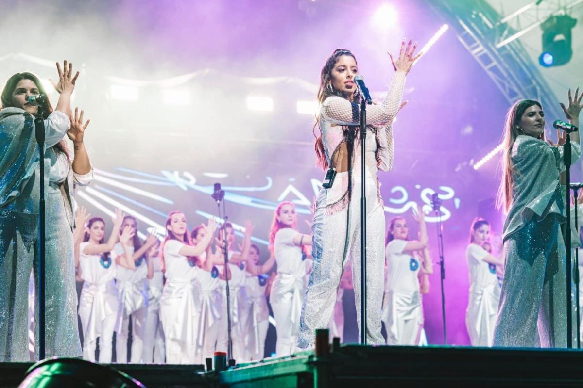 Άρωμα Κρήτης στη Eurovision – Ποια είναι η Ερασμία Μαρκίδη που τραγουδά δίπλα στη Μαρίνα Σάττι (pics)
