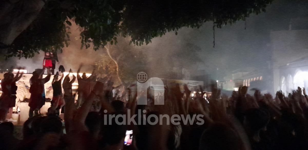 «Καίγεται» το Ηράκλειο για την κατάκτηση του Ευρωπαϊκού απ' τον Ολυμπιακό - Εκατοντάδες ερυθρόλευκοι γιορτάζουν στην «καρδιά» της πόλης (pics+vid)
