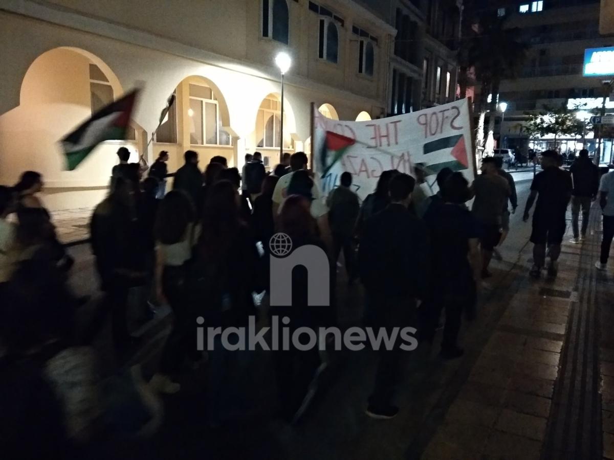Πορεία διαμαρτυρίας για το αιματοκύλισμα στην Γάζα από τους Ηρακλειώτες (pic) 3 Πορεία διαμαρτυρίας για το αιματοκύλισμα στην Γάζα από τους Ηρακλειώτες (pic)